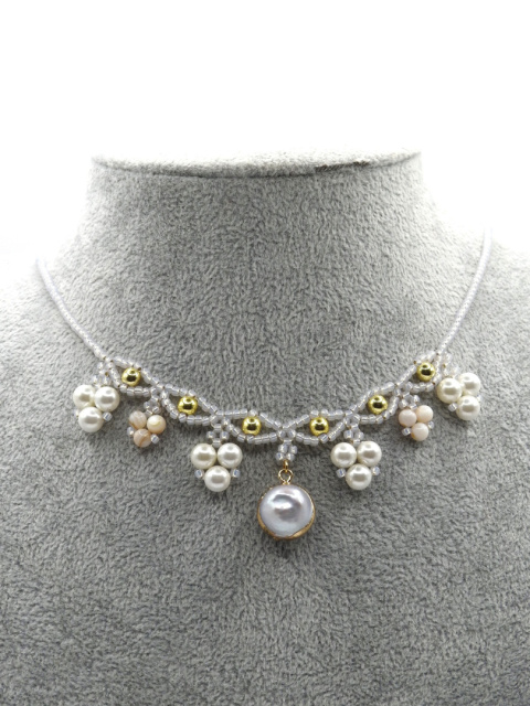 Naszyjnik z pereł z muszli, hematytów i koralików z zawieszką z naturalnej perły
