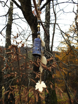 Dzwonek na gałęzi pojedynczy niebieski