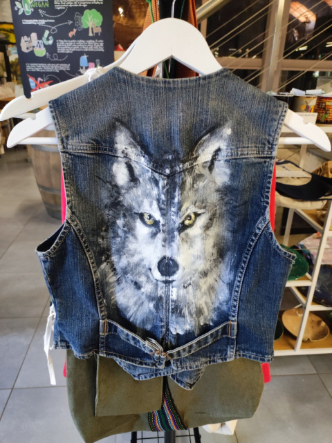 Kamizelka jeansowa ręcznie malowana z wilkiem