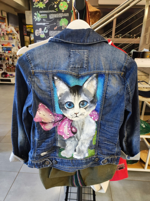 Kurtka jeansowa z malowanym kotem z kokardą