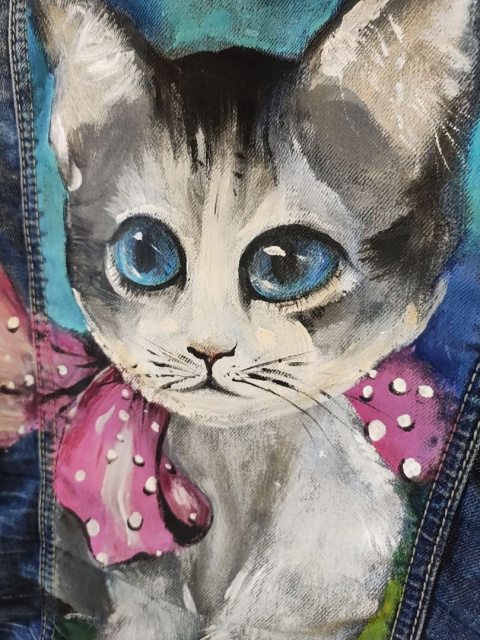 Kurtka jeansowa z malowanym kotem z kokardą