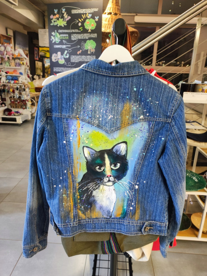 Kurtka jeansowa z malowanym kotem