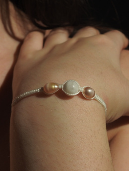 Prosta bransoletka makramowa z kamieniem księżycowym i naturalnymi perłami