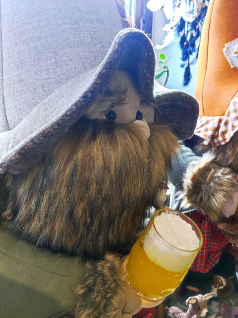 Skrzat ozdobny piwosz z niedźwiadkiem