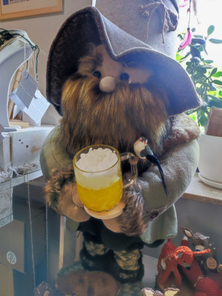 Skrzat ozdobny piwosz z niedźwiadkiem