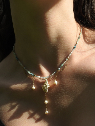 Naszyjnik z muszlą, naturalnymi perłami i 5 innymi rodzajami kamieni naturalnych z pozłacanej stali chirurgicznej i srebra