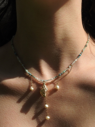 Naszyjnik z muszlą, naturalnymi perłami i 5 innymi rodzajami kamieni naturalnych z pozłacanej stali chirurgicznej i srebra