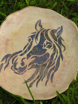 Patera ceramiczna z koniem beż
