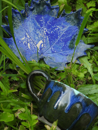 Zestaw filiżanka niebieska z podstawką-liściem