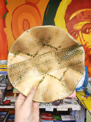 Miska ceramiczna beżowo-zielona z falowanymi bokami