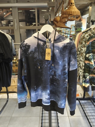 Bluza "Ciemny krajobraz" z kapturem ręcznie szyta