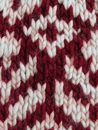 Czapka dwukolorowa ze wzorem biało-bordowa 100% Wełna Owcza